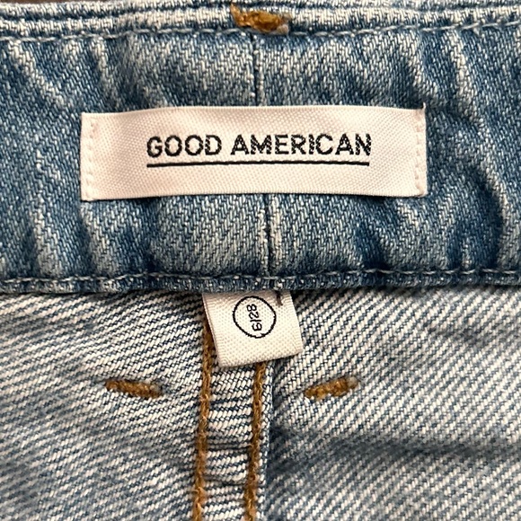 Good American Bombshell Boyfriend Distressed Denim Shorts in Blue043 Sz 28 - Picture 7 of 8